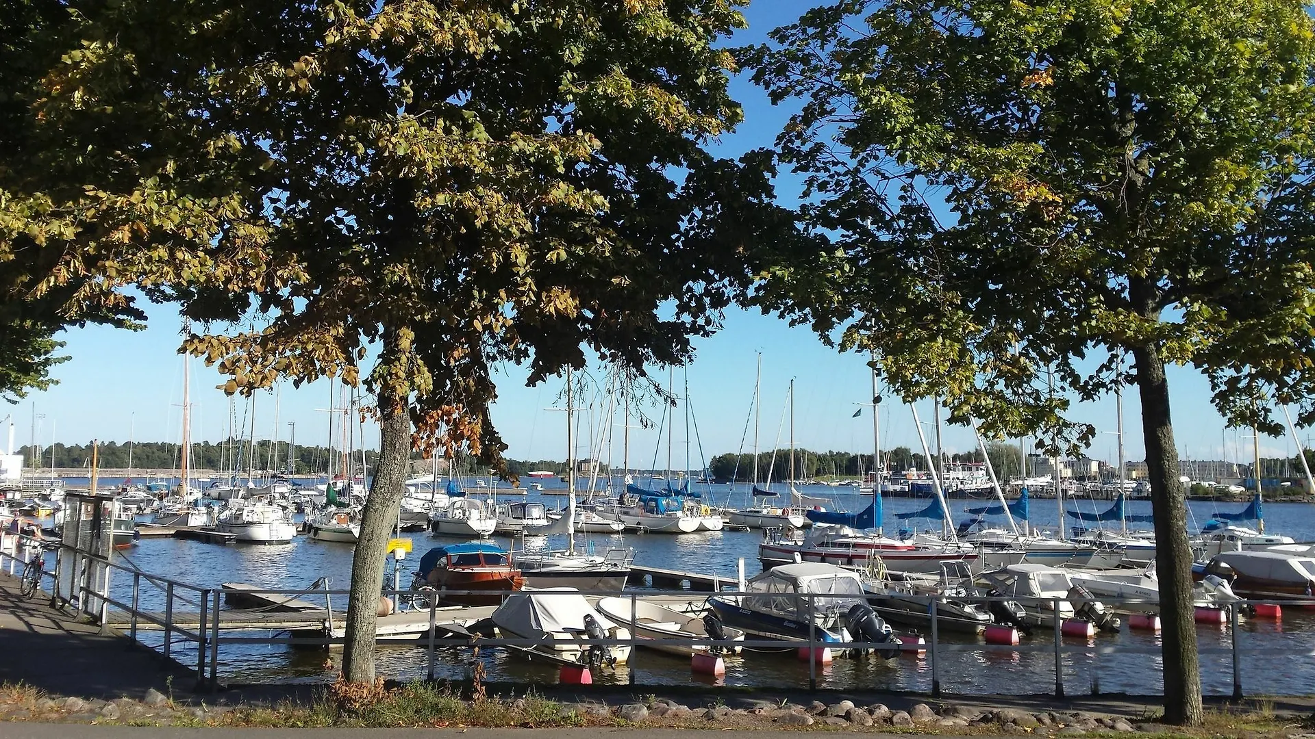 Seaside Downtown Apartment With Private Parking Helsinki